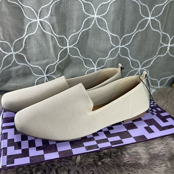 me too Shoes - (A2) Me too flat shoes with soft and flexible upper, size 11 w, for women